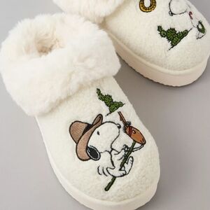 AE SNOOPY SLIPPERS
